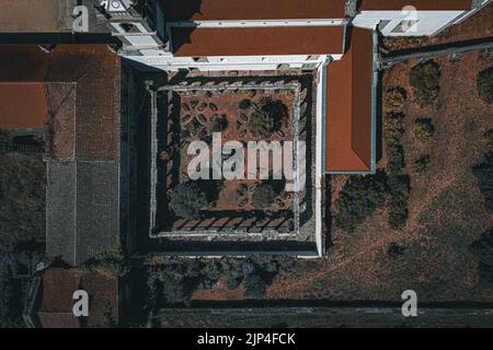 Eine Luftaufnahme des Klosters Mosteiro De Santo Andre De Rendufe in Amares, Portugal Stockfoto