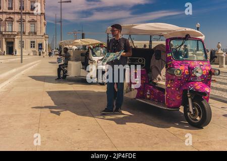 Lissabon,Portugal,oktober 10,2021:Praco De Comercio Ein junger Tuk-Tuk-Fahrer wartete auf Touristen. Stockfoto