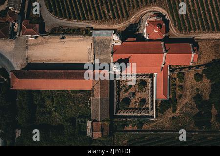 Eine Luftaufnahme des Klosters Mosteiro De Santo Andre De Rendufe in Amares, Portugal Stockfoto