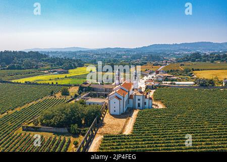 Eine Luftaufnahme des Klosters Mosteiro De Santo Andre De Rendufe in Amares, Portugal Stockfoto