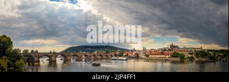 Blick auf das Wasser über den Fluss Moldau zur Burg, Karlsbrücke und Petrin Aussichtsturm, Prag, Tschechische republik Stockfoto