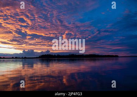 August 13, 2022,7:50:11pm. Sonnenuntergang in der Casco Bay von Barnes Island. Whaleboat Island in der Mitte. Stockfoto