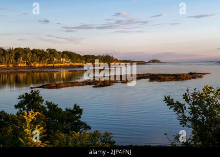 13. August 2022. 6:16 Uhr. Blick bei Ebbe auf die Casco Bay von Barnes Island. Cempswell Neck ist in der Mitte an der Küste. Stockfoto