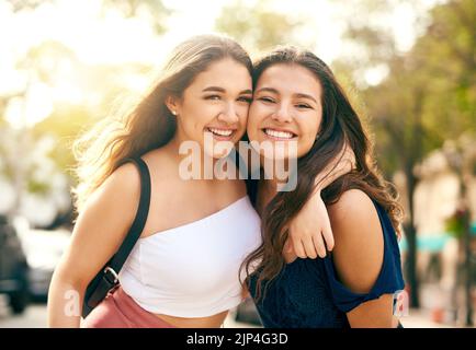 Die besten Freunde sind die Familie, die Sie wählen. Porträt zweier bester Freundinnen, die den Tag in der Stadt verbringen. Stockfoto