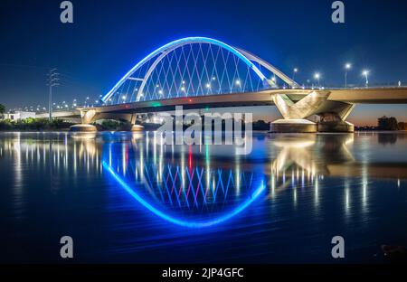 The Lowry Bridge in Minneapolis, Minnesota lit up at night. Stockfoto