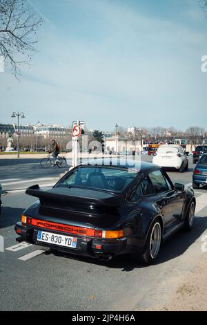 Eine vertikale Aufnahme eines alten Porsche 911 Autos in den Straßen von Paris, Frankreich Stockfoto