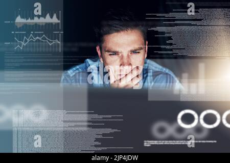 Ein denkender Computeringenieur liest Code, CGI-Daten und analysiert Spezialeffektdiagramme, während er spät in der Nacht arbeitet. Verwirrt und seriös Web-Entwickler Stockfoto