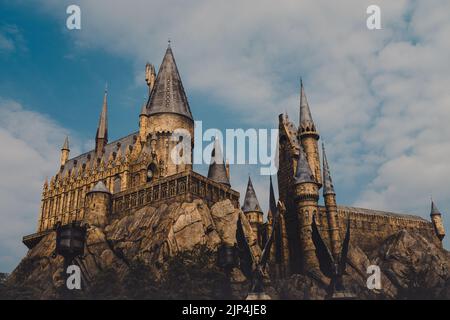 Eine dramatische Aufnahme des Schlosses Hogwarts in den Universal Studios Japan Stockfoto