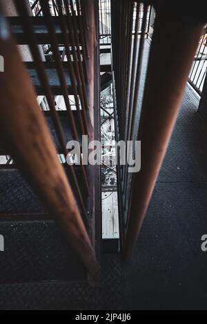 Eine vertikale Aufnahme einer Metall-Feuertreppe Stockfoto