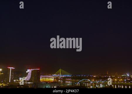 Panoramablick auf Belgrad, (Beograd auf Serbisch), oder die Donau und den alten, aber auch neuen Teil der Stadt Stockfoto