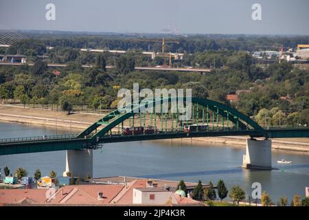 Alte grüne Metallbrücke über den Fluss Sava, 1884 gebaut, während des 1.. Weltkrieges zerstört, 1921 Jahre renoviert, in Belgrad, Hauptstadt Serbiens Stockfoto