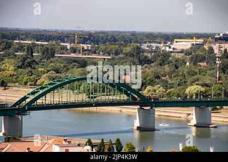 Alte grüne Metallbrücke über den Fluss Sava, 1884 gebaut, während des 1.. Weltkrieges zerstört, 1921 Jahre renoviert, in Belgrad, Hauptstadt Serbiens Stockfoto