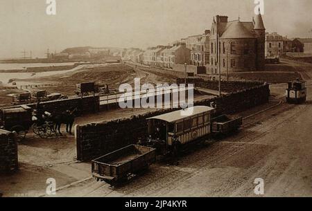 Die Giant's Causeway Tram in Portrush. In bebauten Gebieten wurde zunächst die rechts abgebildete Dampflok anstelle von elektrischem Strom eingesetzt Stockfoto