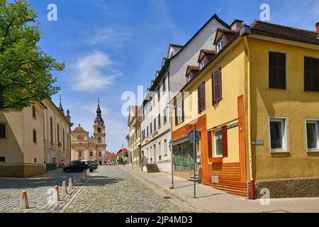 Ludwigsburg, Deutschland - Juli 2022: Blick auf den Marktplatz von der Eberhartstraße in der Altstadt Stockfoto