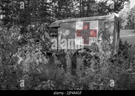 Ein s/w-selektives Farbfoto eines verlassenen Rettungswagens aus dem Zweiten Weltkrieg, Yukon, Kanada, aus den 40er Jahren. Wird beim Bau des Alaska Hwy verwendet Stockfoto