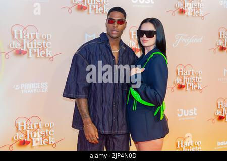 2022-08-15 20:31:54 AMSTERDAM - Famke Louise und Denzel Slager während des roten Teppichs zur Premiere des romantischen Wohlfühlfilms Hart am richtigen Ort im Royal Theatre Tuschinski. ANP WESLEY DE WIT netherlands out - belgien out Stockfoto