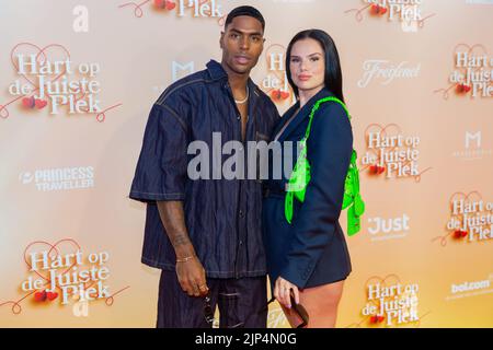 2022-08-15 20:31:59 AMSTERDAM - Famke Louise und Denzel Slager während des roten Teppichs zur Premiere des romantischen Wohlfühlfilms Hart am richtigen Ort im Royal Theatre Tuschinski. ANP WESLEY DE WIT netherlands out - belgien out Stockfoto