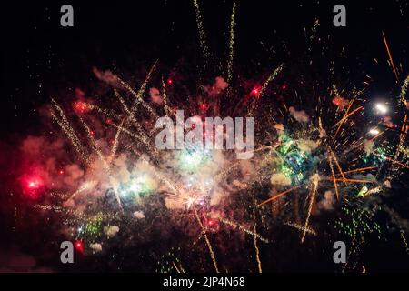 Schönes buntes Feuerwerk vor dem Hintergrund des Nachthimmels. Hochwertige Fotos Stockfoto
