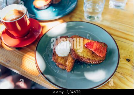Süßes Frühstück mit französischem Toast Stockfoto