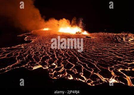 Luftdrohne Aufnahme des Meradalir-Ausbruchs des Fagradalsfjall-Vulkans in Island 2022 Stockfoto