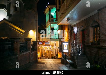 Tiflis, Georgien - 28. März 2022: Blick Auf Eines Der Restaurants In, Platziert Orbiri St In Tiflis. Leere Straße. Niemand. Nachtleben In Der Stadt Stockfoto
