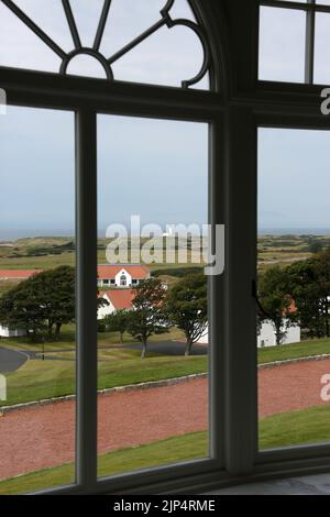 Trump Turnberry Hotel, Turnberry, Ayrshire, Schottland, Großbritannien. Blick von innen auf den Golfplatz. Foto auf der Driving Range mit dem ikonischen Leuchtturm am Horizont Stockfoto