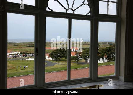 Trump Turnberry Hotel, Turnberry, Ayrshire, Schottland, Großbritannien. Blick von innen auf den Golfplatz. Foto auf der Driving Range mit dem ikonischen Leuchtturm am Horizont Stockfoto