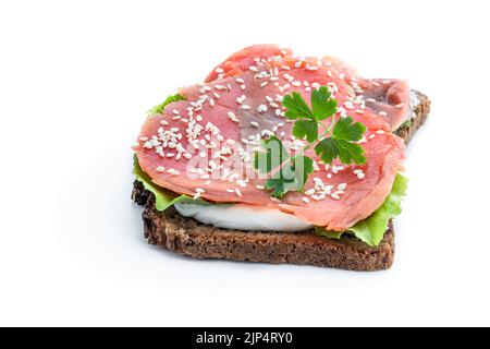 Gesundes Toast mit Roggenbrot und Lachs auf Weiß isoliert Stockfoto