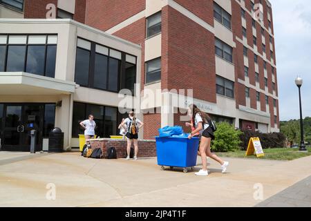 Bloomsburg, Usa 15. August 2022. Mitarbeiter aus dem ersten Studienjahr unterstützen Studenten beim Einzug in die Columbia Hall an der Bloomsburg University in Bloomsburg, Pennsylvania, am 15. August 2022. (Foto von Paul Weaver/Sipa USA) Quelle: SIPA USA/Alamy Live News Stockfoto