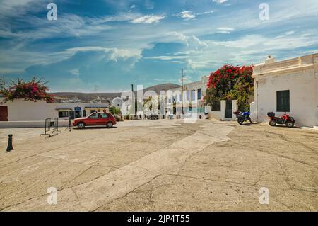 Schönes traditionelles Dorf Chora auf der Insel Folegandros, Kykladen, Griechenland Stockfoto