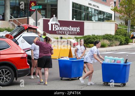 Bloomsburg, Usa 15. August 2022. Mitarbeiter aus dem ersten Studienjahr unterstützen Studenten beim Einzug in die Elwell Hall an der Bloomsburg University in Bloomsburg, Pennsylvania, am 15. August 2022. (Foto von Paul Weaver/Sipa USA) Quelle: SIPA USA/Alamy Live News Stockfoto