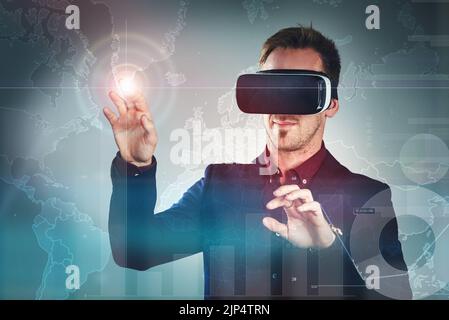 Virtual Reality, der Business Enhancer. Studio-Aufnahme eines hübschen jungen Geschäftsmannes mit einem VR-Headset vor einem digital aufgezwungenen Hintergrund. Stockfoto