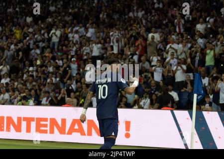 Der Spieler Neymar Jr sieht sich während eines PSG-Spiels der Menge gegenüber Stockfoto