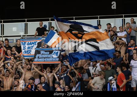 Die Fans und Unterstützer von Montpellier singen im Parc des Princes während eines Spiels gegen PSG Stockfoto