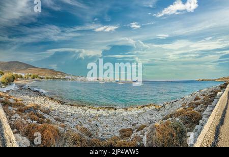 Eine malerische Aussicht auf den felsigen Strand und die Stadt mit weißen Gebäuden auf der Insel Folegandros Stockfoto