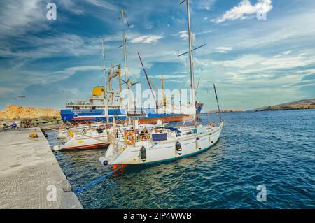 Eine schöne Aussicht auf Segelschiffe im Hafen von Karavostasi Hafen auf der Insel Folegandros Stockfoto