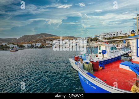 Eine schöne Landschaft von Booten im Hafen von Karavostasi mit Gebäuden im Hintergrund Stockfoto