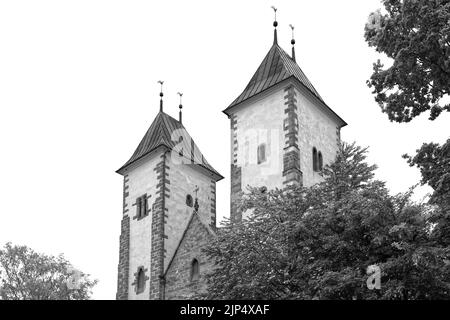 Mittelalterliche zwei Türme St. Mary's Church, Mariakirken, Bryggen Gegend, Bergen, Norwegen Europa in schwarz-weiß Stockfoto