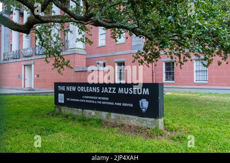 NEW ORLEANS, LA, USA - 14. AUGUST 2022: Schild für das New Orleans Jazz Museum an der Vorderseite des Gebäudes auf der Esplanade Avenue Stockfoto