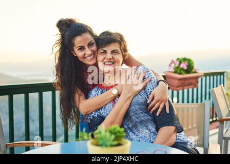 Ich liebe meine Mutter. Beschnittenes Porträt einer attraktiven jungen Frau, die Zeit mit ihrer Mutter verbringt. Stockfoto