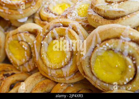 Traditionelles süßes Gebäck aus Skandinavien, Norwegen und Nordeuropa beinhaltete norwegische Vanillebrötchen, Skolebrød Spirale Stockfoto