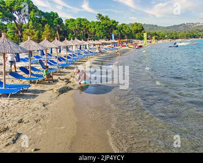 Menschen, die sich am berühmten Strand von koukounaries auf der Insel Skiathos, Griechenland, ausruhen Stockfoto