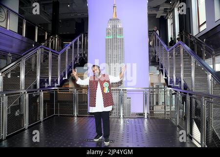 New York, NY, USA. 15. August 2022. Shankar Mahadevan, Sänger und Komponist bei der feierlichen Beleuchtung des Empire State Building in den Farben der indischen Flagge, grün, weiß und orange, um den India Day im Empire State Building zu feiern. Kredit: Steve Mack/Alamy Live Nachrichten Stockfoto