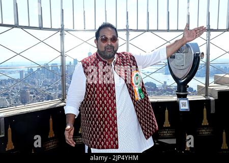 New York, NY, USA. 15. August 2022. Shankar Mahadevan, Sänger und Komponist bei der feierlichen Beleuchtung des Empire State Building in den Farben der indischen Flagge, grün, weiß und orange, um den India Day im Empire State Building zu feiern. Kredit: Steve Mack/Alamy Live Nachrichten Stockfoto