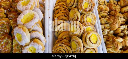 Traditionelles süßes Gebäck aus Skandinavien, Norwegen und Nordeuropa beinhaltete norwegische Vanillebrötchen, Skolebrød Spirale Stockfoto