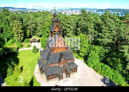 Holzkirche „Gol Stave stavkyrkje“ in der Stadt Oslo in Norwegen Europa auf der Insel Luftaufnahme Stockfoto