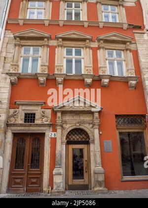 Rote Fassade des Hauses im zentralen Teil von Lviv, Ukraine Stockfoto