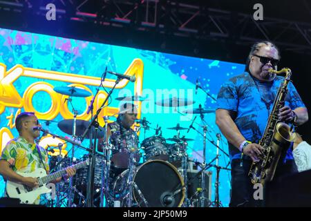 Winchester. UK, 14/08/2022, (L-R) Rick Marcel Gitarrist, George 'Funky' Brown Drummer, Louis Van Taylor Saxophonist mit der amerikanischen Funk-Soul- und Disco-Band Kool und The Gang, treten live auf der Bühne des Boomtown Fair Festivals auf. Boomtown ist ein britisches Musikfestival, das jedes Jahr auf dem Matterley Estate im South Downs National Park in der Nähe von Winchester stattfindet. Kool & The Gang ist eine amerikanische R&B/Soul/Funk-Band, die 1964 in Jersey City, New Jersey, von den Brüdern Robert 'Kool' Bell und Ronald Bell mit Dennis 'Dee Tee' Thomas, Robert 'Spike' Mickens, Charles Smith, George Brown und Ricky West gegründet wurde. Sie hav Stockfoto