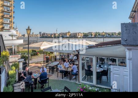 Menschen auf der Terrasse außerhalb des Narrow by Gordon Ramsay in der Narrow Street, London. Stockfoto