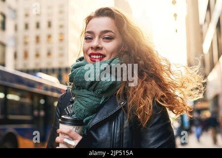 Ein weiterer Tag in der geschäftigen Stadt. Eine attraktive junge Frau unterwegs in der Stadt. Stockfoto